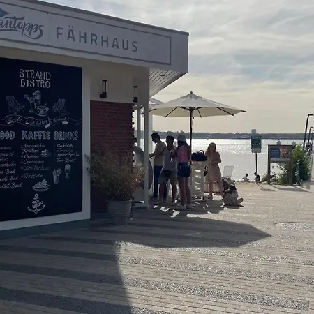 Gemuetliche Nahe Meer, Und Stadt Monkeberg